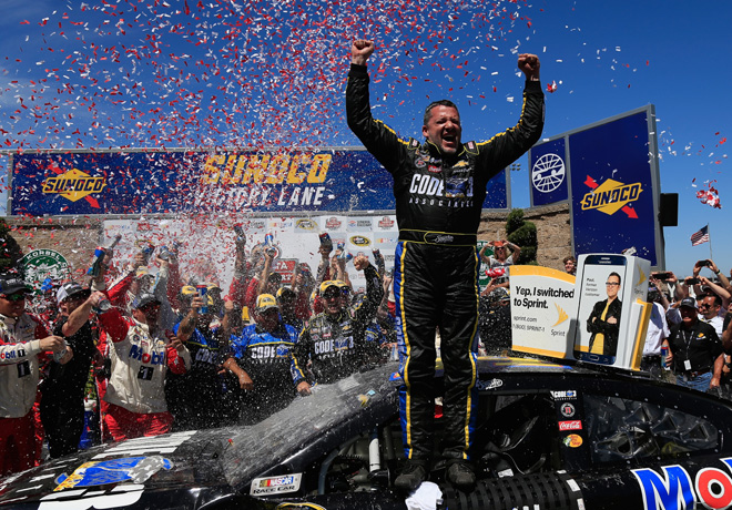 NASCAR - Sonoma 2016 - Tony Stewart en el Victory Lane