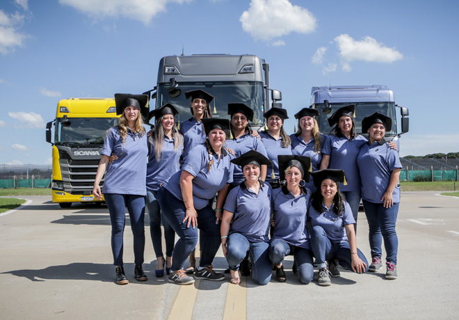 Egresaron las 12 primeras mujeres del Programa Conductoras de Scania