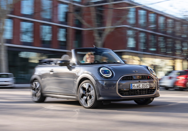 El MINI Cooper Convertible S en Cooper Grey.